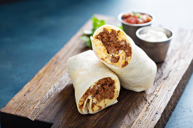 Burrito de petit déjeuner avec le chorizo et l'oeuf