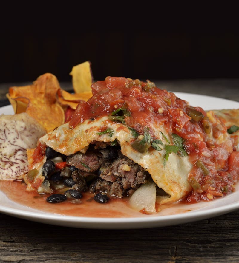 Burrito met rundvlees en zwarte bonen royalty-vrije stock foto's