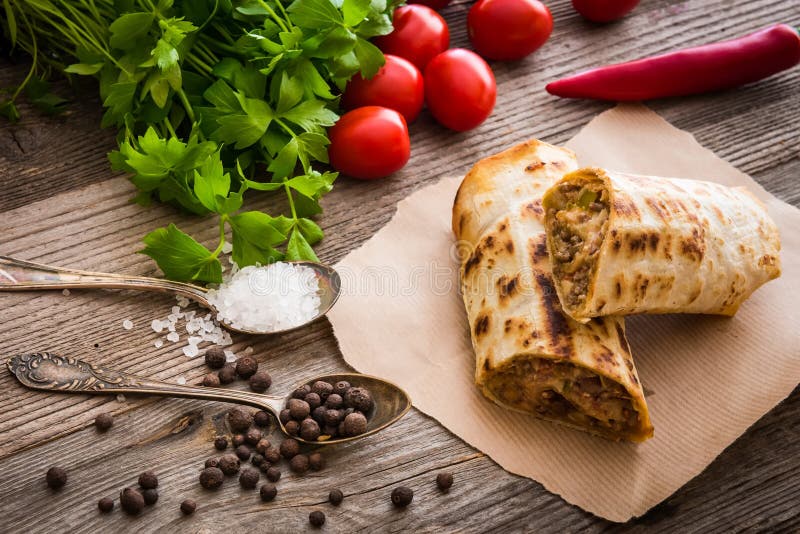 Burrito με τα λαχανικά στοκ φωτογραφία Burrito με τα λαχανικά στοκ φωτογραφία