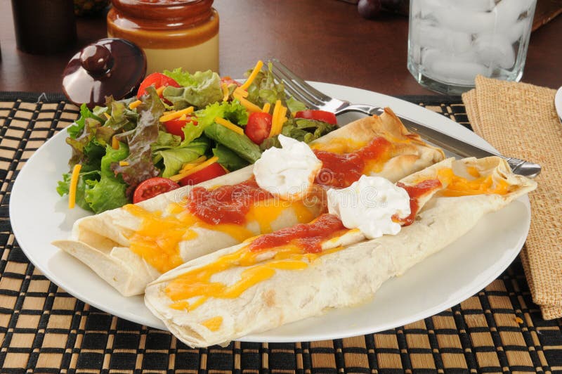 Burritos con queso y salsa imagen de archivo. Imagen de almuerzo - 27559593