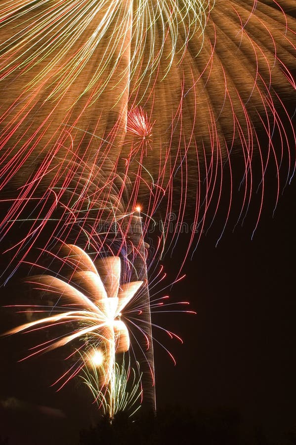 Burst dei fuochi d'artificio fotografia stock libera da diritti Burst dei fuochi d'artificio fotografia stock libera da diritti