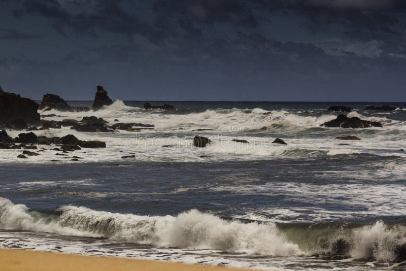 Burza na morzu Piasek plaża podczas burzy