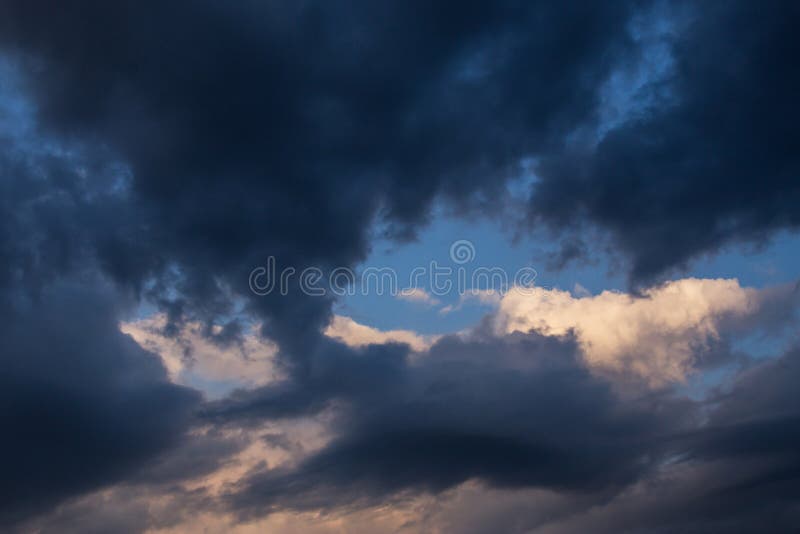 Burza zmrok chmurnieje przeciw niebieskiego nieba tłu Ciemność i światło, niebo fotografia royalty free Burza zmrok chmurnieje przeciw niebieskiego nieba tłu Ciemność i światło, niebo fotografia royalty free