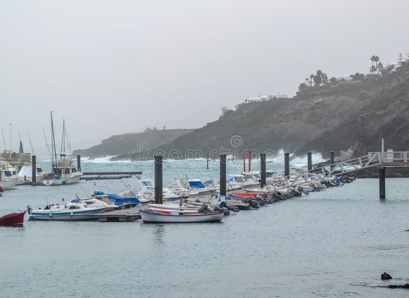 Burzowy Marina Lanzarote Hiszpania przez Dennej kiści mgły w Decemb zdjęcie stock Burzowy Marina Lanzarote Hiszpania przez Dennej kiści mgły w Decemb zdjęcie stock
