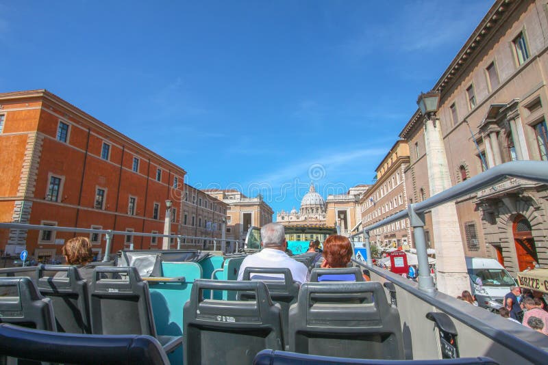 Bus con i turisti che vanno verso il quadrato di St Peters, Roma immagini stock libere da diritti Bus con i turisti che vanno verso il quadrato di St Peters, Roma immagini stock libere da diritti
