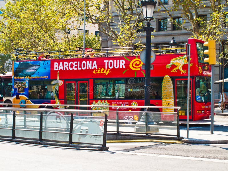 Bus D'excursion De Barcelone Photo stock éditorial Image du capitale