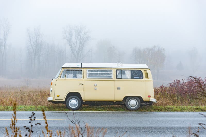 Bus in de mist stock foto Bus in de mist stock foto