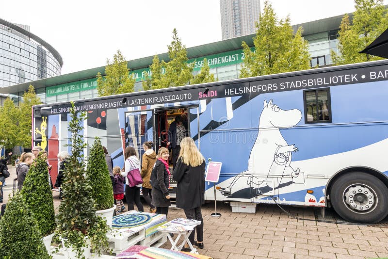 Bus des stadsbibliotek von Helsinki an der Frankfurt-Buch-Messe 2014 lizenzfreie stockfotografie Bus des stadsbibliotek von Helsinki an der Frankfurt-Buch-Messe 2014 lizenzfreie stockfotografie