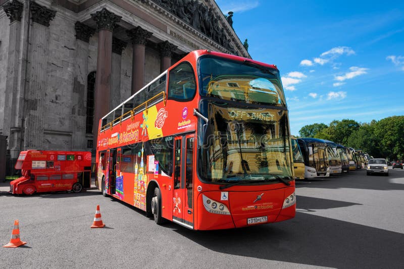 Bus di giro vicino a landmerk fotografia stock Bus di giro vicino a landmerk fotografia stock
