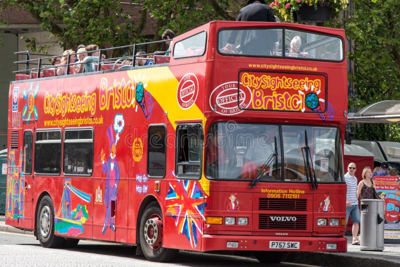 Bus facente un giro turistico della città di Bristol