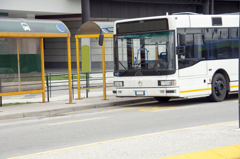 Fermata dell'autobus di trasporto Pubblico.