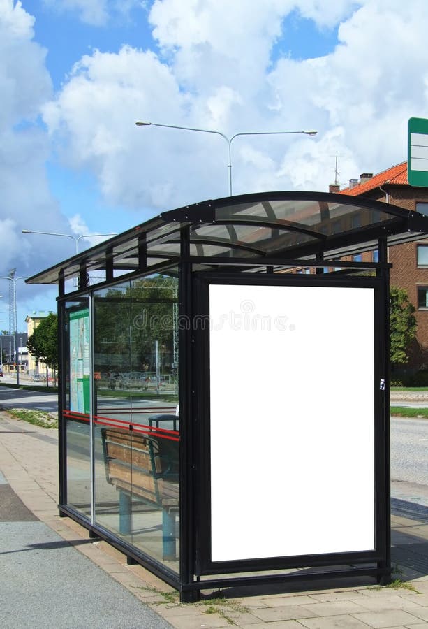 Alta gamma dinamica dell'immagine di una fermata di autobus con un vuoto bilboard per la vostra pubblicità.