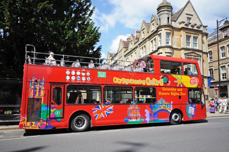 Bus touristique rouge d'Oxford image libre de droits Bus touristique rouge d'Oxford image libre de droits