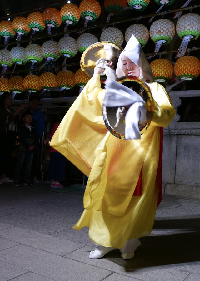 Busan, Coreia 4 de maio de 2017: Executores religiosos no templo de Samgwangsa imagem de stock Busan, Coreia 4 de maio de 2017: Executores religiosos no templo de Samgwangsa imagem de stock