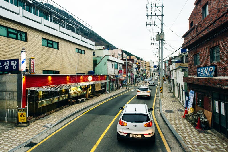 Busan Metropolitan City, Busan, Korea - Oktober 2019 smalle straat met mazagins in seoul royalty-vrije stock foto Busan Metropolitan City, Busan, Korea - Oktober 2019 smalle straat met mazagins in seoul royalty-vrije stock foto