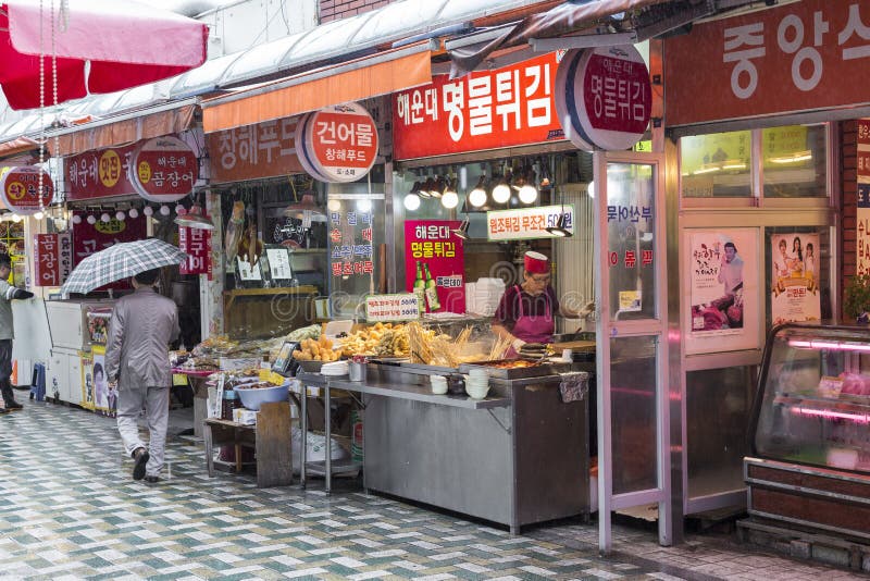 BUSAN - OKTOBER 27, 2016: Traditionell matmarknad i Busan, Kore royaltyfri bild BUSAN - OKTOBER 27, 2016: Traditionell matmarknad i Busan, Kore royaltyfri bild
