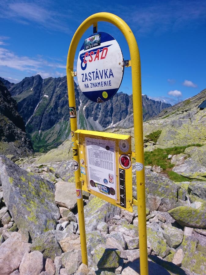 Bushalte in de bergen - Hoge Tatras, Rysy, Slowakije stock afbeelding Bushalte in de bergen - Hoge Tatras, Rysy, Slowakije stock afbeelding