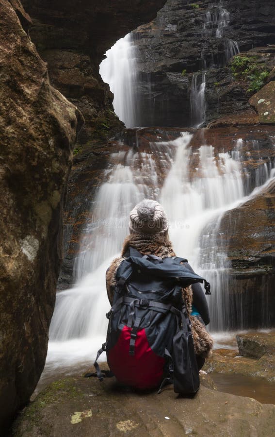 Bushwalker en admiration devant les cascades photographie stock Bushwalker en admiration devant les cascades photographie stock