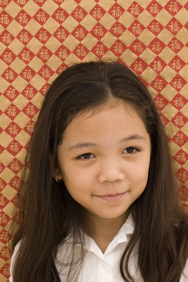 busig stående för asiatisk flickalook royaltyfri bild busig stående för asiatisk flickalook royaltyfri bild