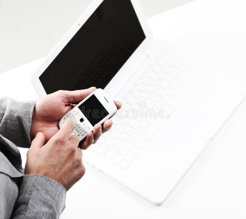 Businesman mit einem intelligenten Telefon stockbild Businesman mit einem intelligenten Telefon stockbild