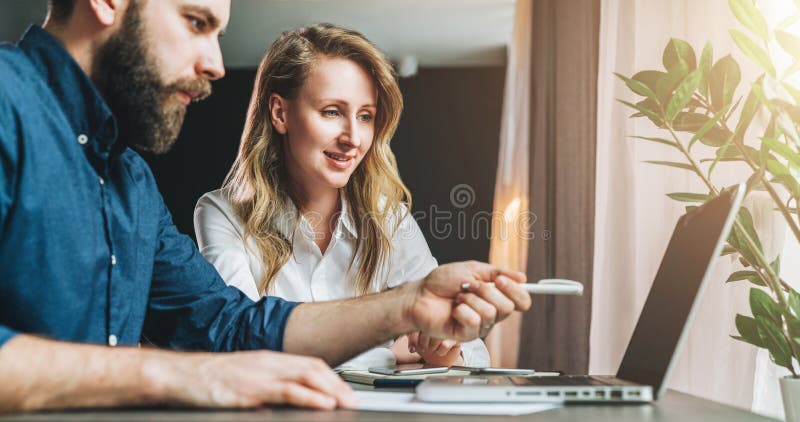 business businessman cmputer desk laptop meeting smiling talking to using woman Ομαδική εργασία Συνεδρίαση επιχειρηματιών και επι στοκ εικόνες με δικαίωμα ελεύθερης χρήσης business businessman cmputer desk laptop meeting smiling talking to using woman Ομαδική εργασία Συνεδρίαση επιχειρηματιών και επι στοκ εικόνες με δικαίωμα ελεύθερης χρήσης