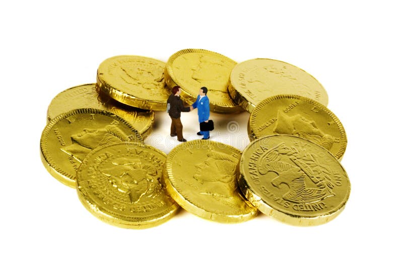 Falso monete d'oro in un cerchio con due uomini d'affari in medio agitando le mani.