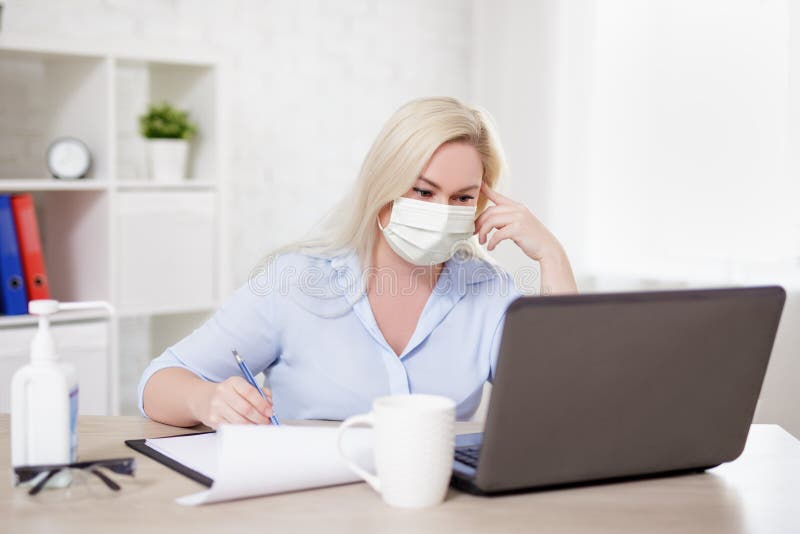 Business, health care, safety and corona virus pandemic concept - vrouw in masker die thuis of op kantoor met een laptop werkt royalty-vrije stock afbeeldingen Business, health care, safety and corona virus pandemic concept - vrouw in masker die thuis of op kantoor met een laptop werkt royalty-vrije stock afbeeldingen