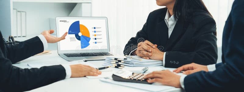 Business Intelligence-analytiker använder tvåprogramvara på bärbara datorer. skarp. Business Intelligence-teamet använder programvara för två på bärbara datorer för att analysera instrumentpanel för finansiella data. företagstekniken ger företagsledarna möjlighet att fatta strategiska beslut på panorama.