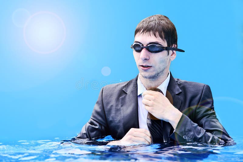 Foto piscina all'uomo d'Affari in acqua non essere in ritardo per una riunione.