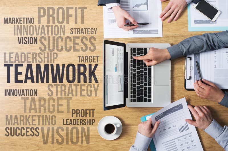 Obchodní tým rukou při práci s finanční zprávy a notebook, marketing a strategii pojmy vlevo, pohled shora.