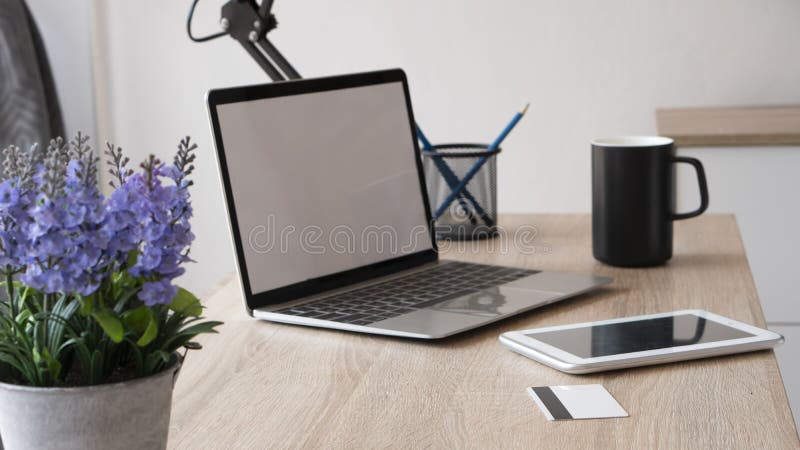 Business office desk con notebook desktop