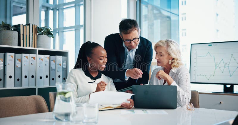 Business office e business people con feedback e manager notebook per la formazione e la discussione. Documenti fotografia stock libera da diritti