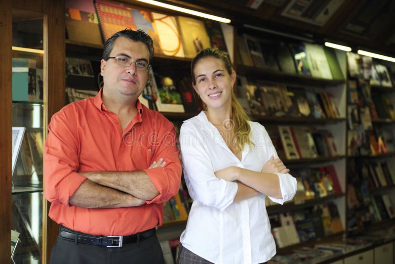 Orgulloso familia la tienda propietarios de pequeno librería.