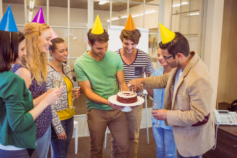 Kreative business-Menschen, die einen Geburtstag zu Feiern.