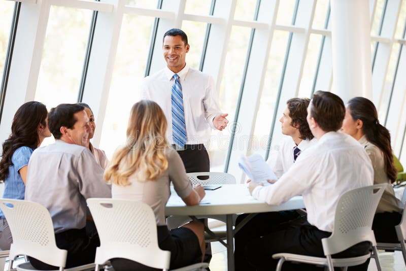 Business-Menschen Mit Vorstandssitzung Im Modernen Büro Zu Diskutieren.