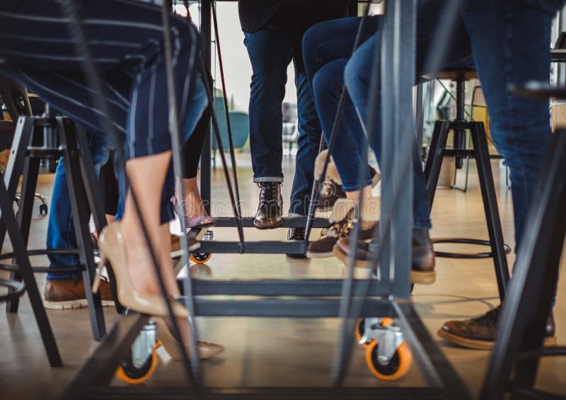 Практика на ногах. Бизнесмен ноги на столе без обуви. Legs under Table. Working with Legs under the Table Japan.