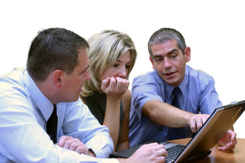 Tre dirigenti di lavorare su un computer portatile.