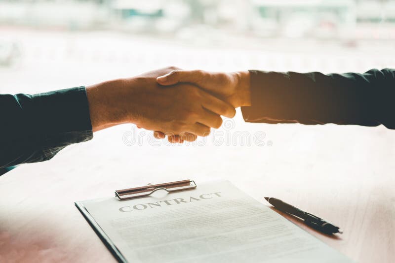 Obchodní lidé sjednávání smlouvy handshake mezi dvěma kolegy.