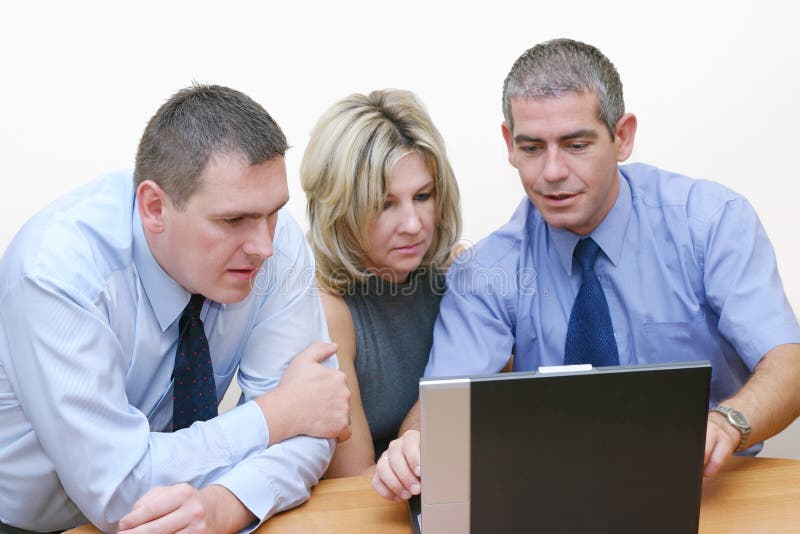 Un gruppo di lavoro sul computer portatile.