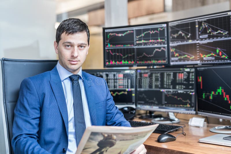Portretul comercial al brokerului bursier în biroul de formare. stock images