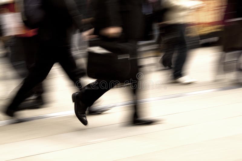 Obchodní lidé řítí v ulici v motion blur.