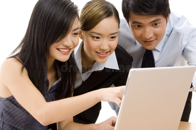 Un gruppo di tre sorridente gente di affari che lavora a un computer portatile.