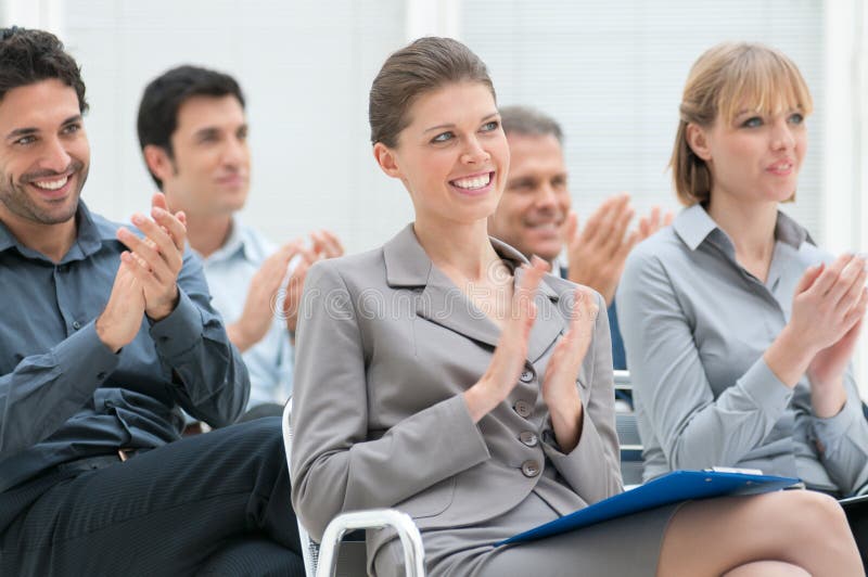 Feliz la tienda grupo de personas aplausos manos durante conferencia.