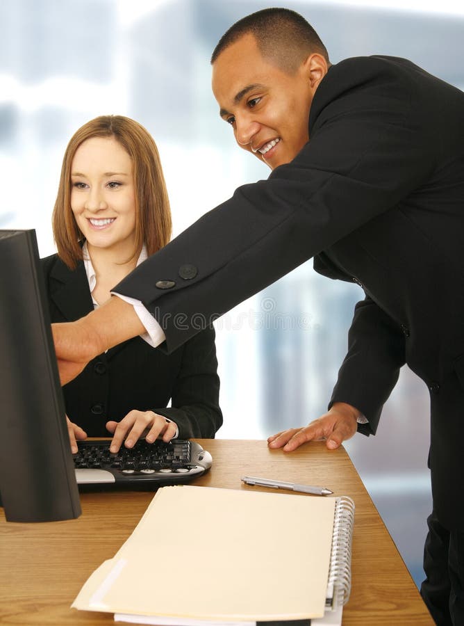 Empresario desplegado a muestra sobre el pantalla mientras su mira a computadora pantalla a sonrisa.