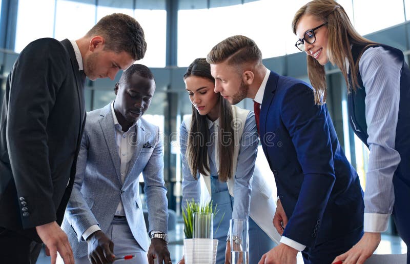 Business team discussing together plans in office stock afbeeldingen
