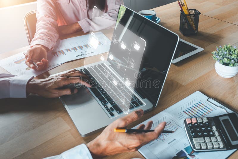 Business-Team für das Dokumentenmanagement-System, das an DDS für das Dokumentenmanagement in Laptops arbeitet stockbilder