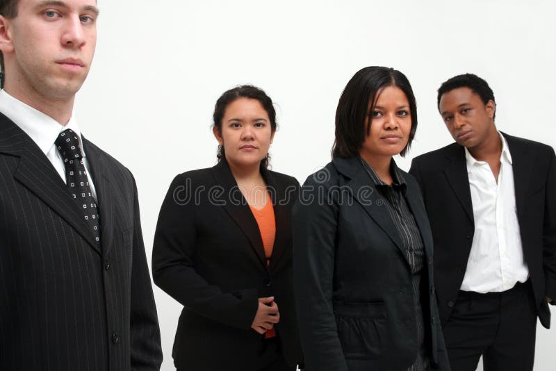 Obrázek 4 osoby v obchodní tým, vážné, jistý koncept obrazu, různé rasy týmu.