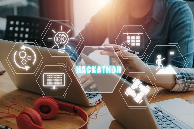 Business-Team mit Laptop-Computer auf dem Schreibtisch mit Hackathon-Symbol auf virtuellem Bildschirm-Forum für Software-Entwickle stockfoto