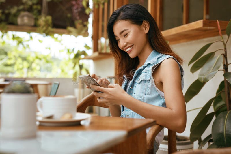 Business. Woman At Coffee Shop Using Smartphone Stock Photo - Image Of  Fashion, Female: 188859306