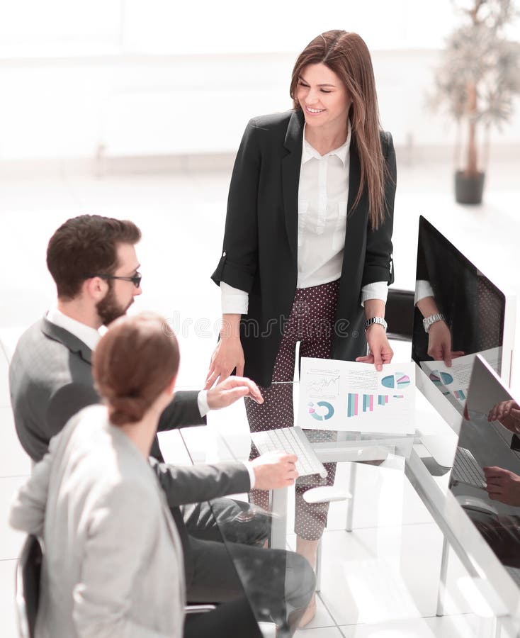 Business woman discusses with the business team financial performance royalty free stock images Business woman discusses with the business team financial performance royalty free stock images